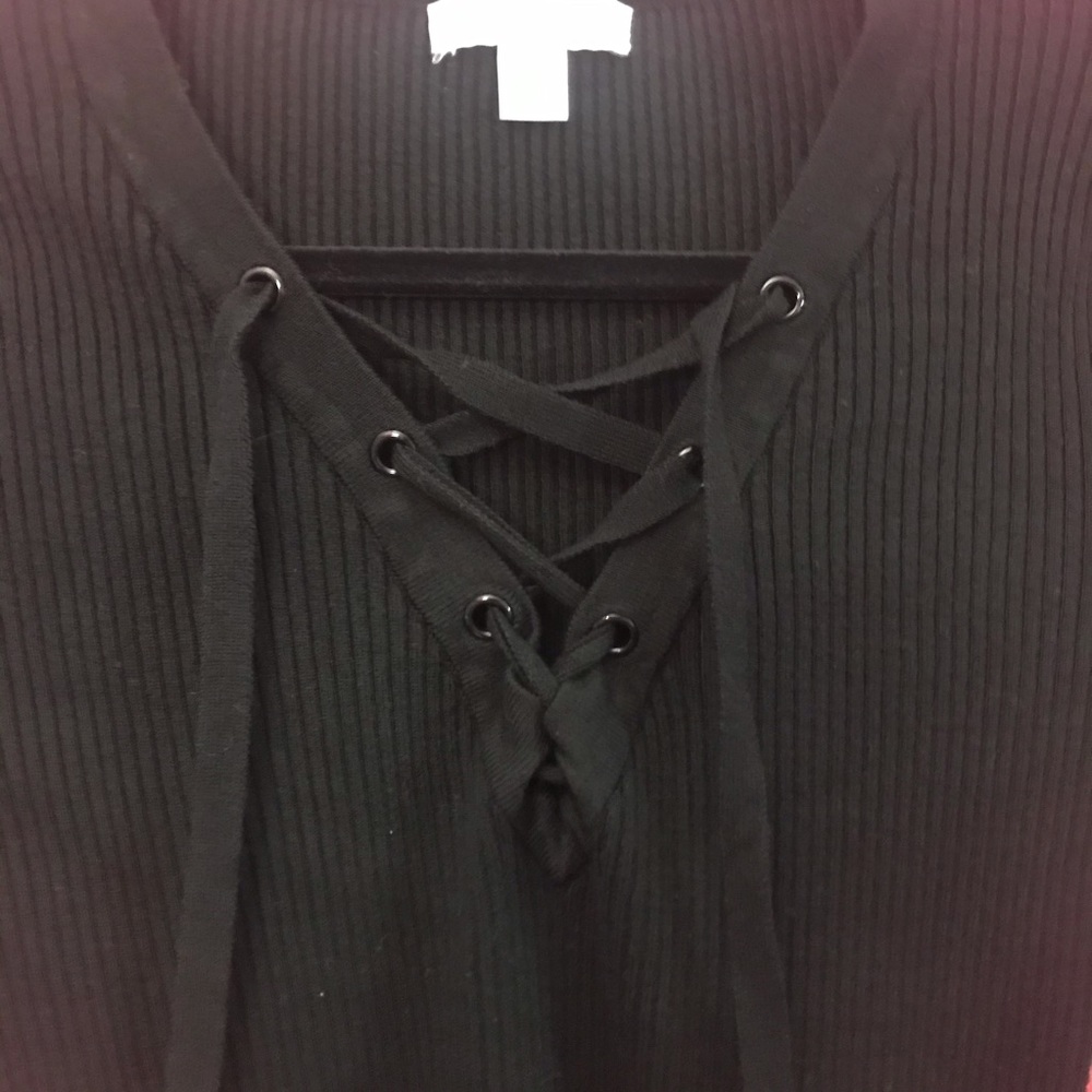 Super cute 3/4 sleeve NY&C cross tie lace up front